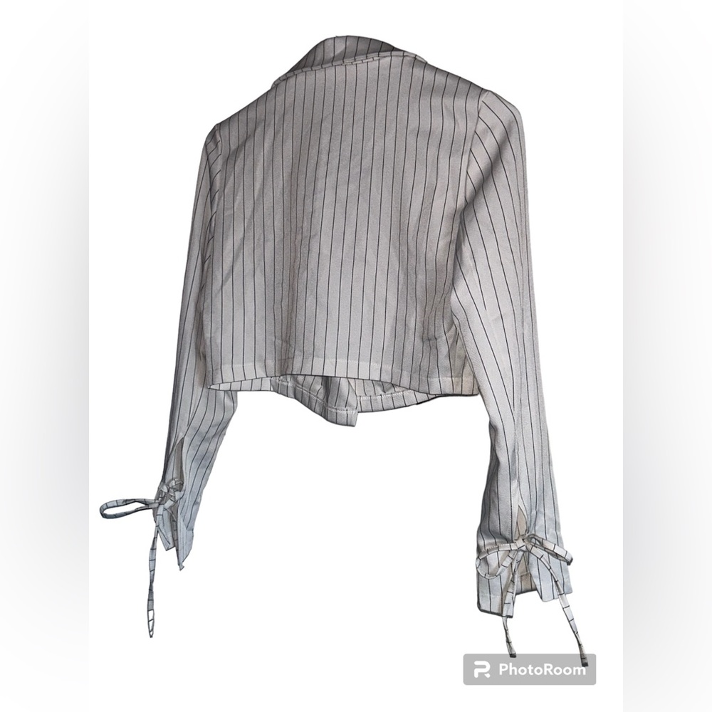 Cropped Black and White Pinstripe Blazer - Picture 4 of 5